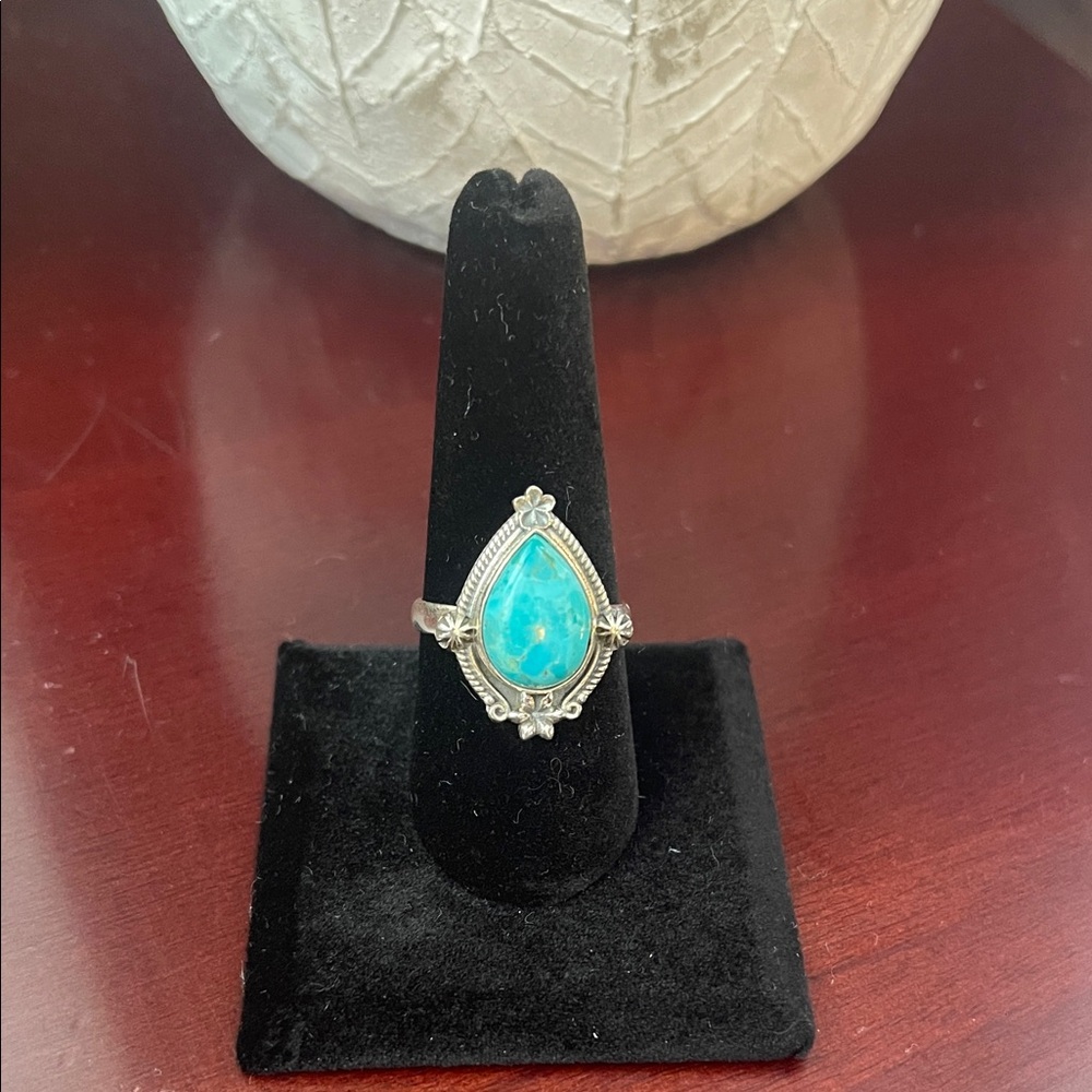 Elegant Sterling Silver and Turquoise Ring